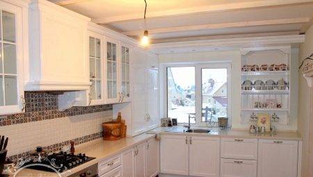 Bucătărie de colț cu o fereastră: cum să proiecteze competent și să aranjeze frumos?