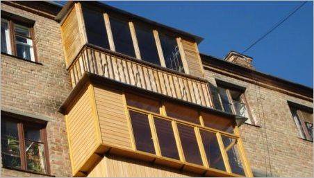 Geamuri cu balcon cu cadre din lemn: Caracteristici și sfaturi de instalare