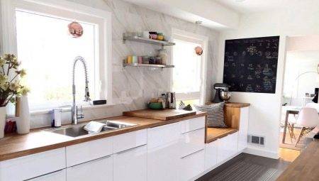 Opțiuni de design de bucătărie albă cu masă de masă din lemn