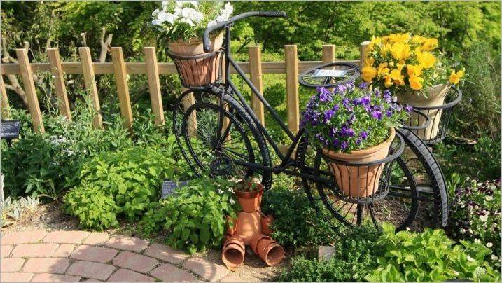 Idei de aplicare a unei biciclete vechi în designul grădinii