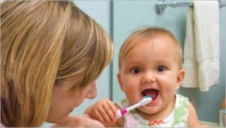 Când să începeți să periați bebelușul dinților?