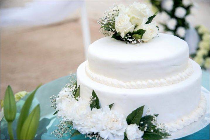 Tort alb de nunta: idei de design si optiuni combinate cu alte flori
