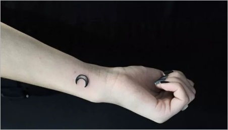 Ce face tatuajul cu Luna și ce se întâmplă?