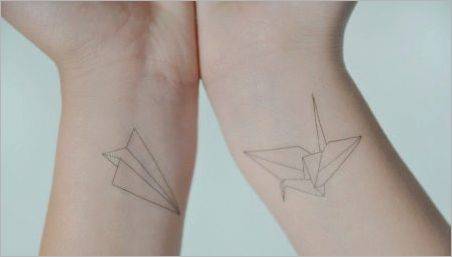 Ce înseamnă tatuaj  avion de hârtie  ?
