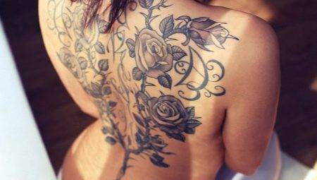 Tatuaj feminin pe spate