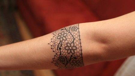 Tatuaj sub formă de brățară în mâinile fetelor