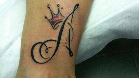 Tatuaj sub formă de litere  A 