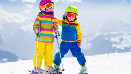 Soiuri de costume de schi pentru copii și alegerea lor